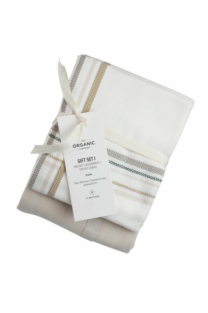 A long lasting kitchen towel gift set with two large kitchen towels in a complementary colour palette. Presentable, thoughtful and sustainable. Each towel measures 53 x 86 cm. Seen here in Earth check colour mix.