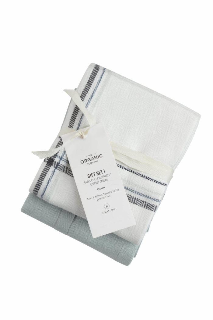 A long lasting kitchen towel gift set with two large kitchen towels in a complementary colour palette. Presentable, thoughtful and sustainable. Each towel measures 53 x 86 cm. Seen here in Ocean check colour mix.