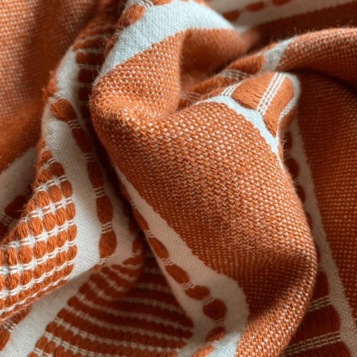 Sefa is a super soft deluxe and versatile peshtemal that has been traditionally loomed by master weavers from GOTS certified organic cotton. Size: 90 x 170 cm. Seen here in close up in Umber.